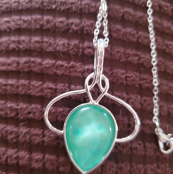 This a pretty necklace with  a light green pendant on it - Picture 2 of 2